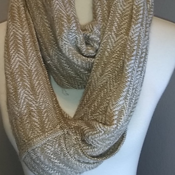 Modena infinity scarf. - Picture 2 of 4